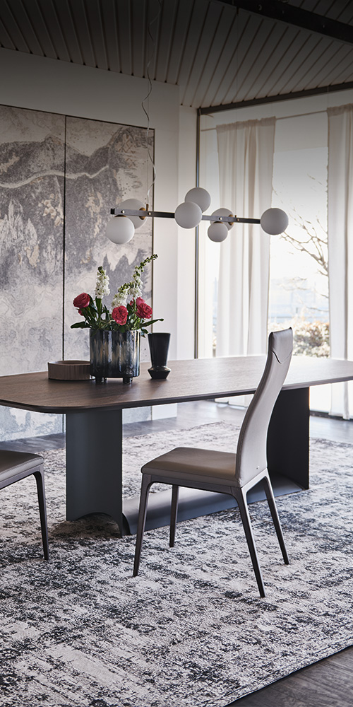 Dettaglio del piano in legno con bordi sagomati del tavolo Dragon Wood