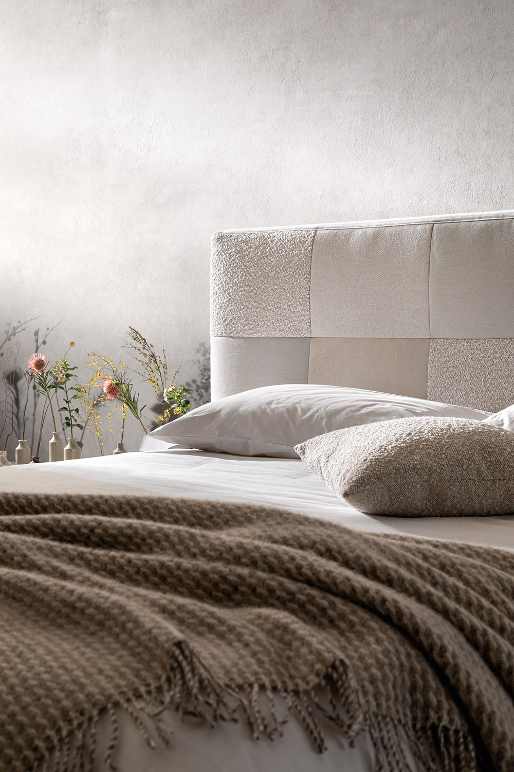 Dettaglio del letto imbottito Essential Samoa Divani