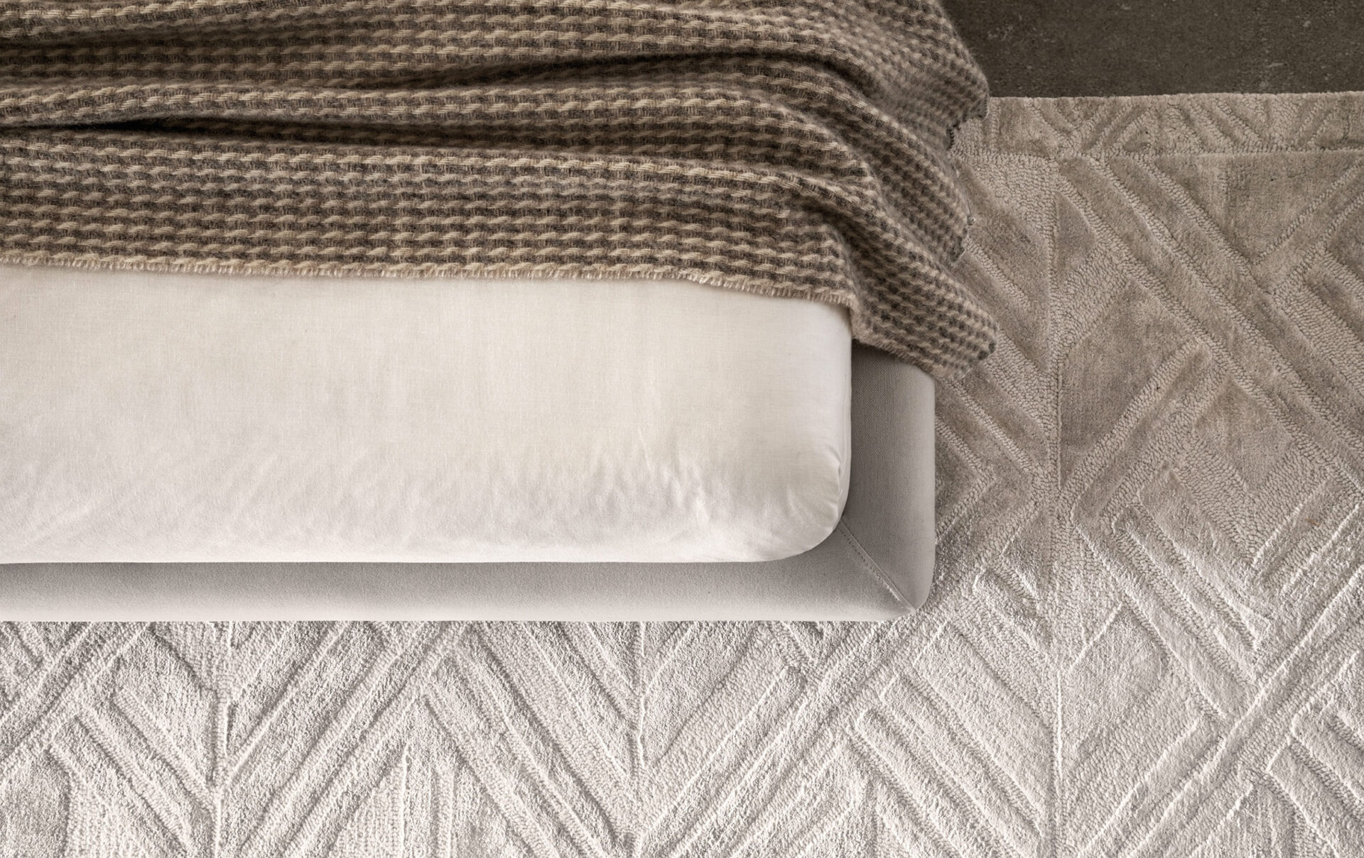 Particolare rivestimento letto imbottito Essential Samoa Divani