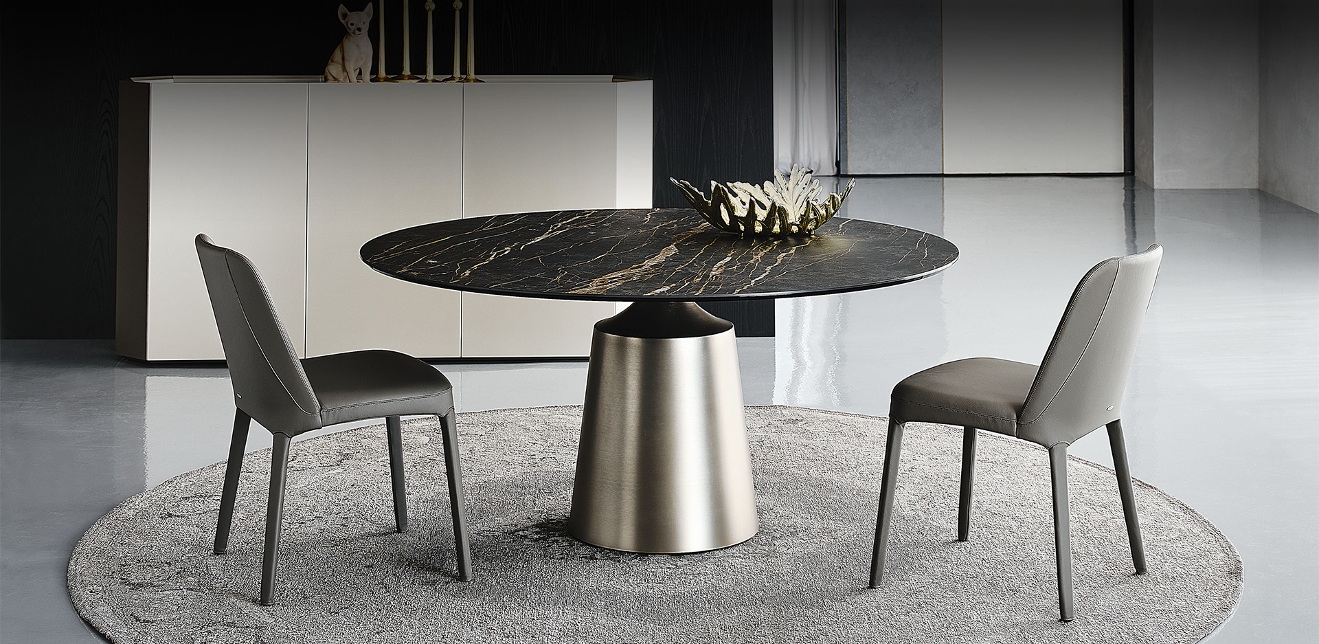 Vista laterale del tavolo Yoda Keramik con piano in ceramica