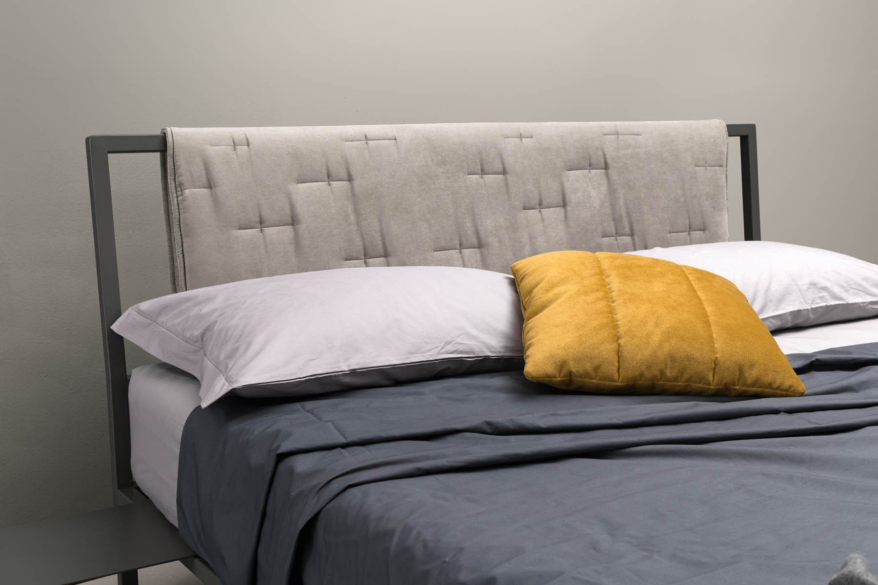 Particolare struttura in metallo del letto Frame