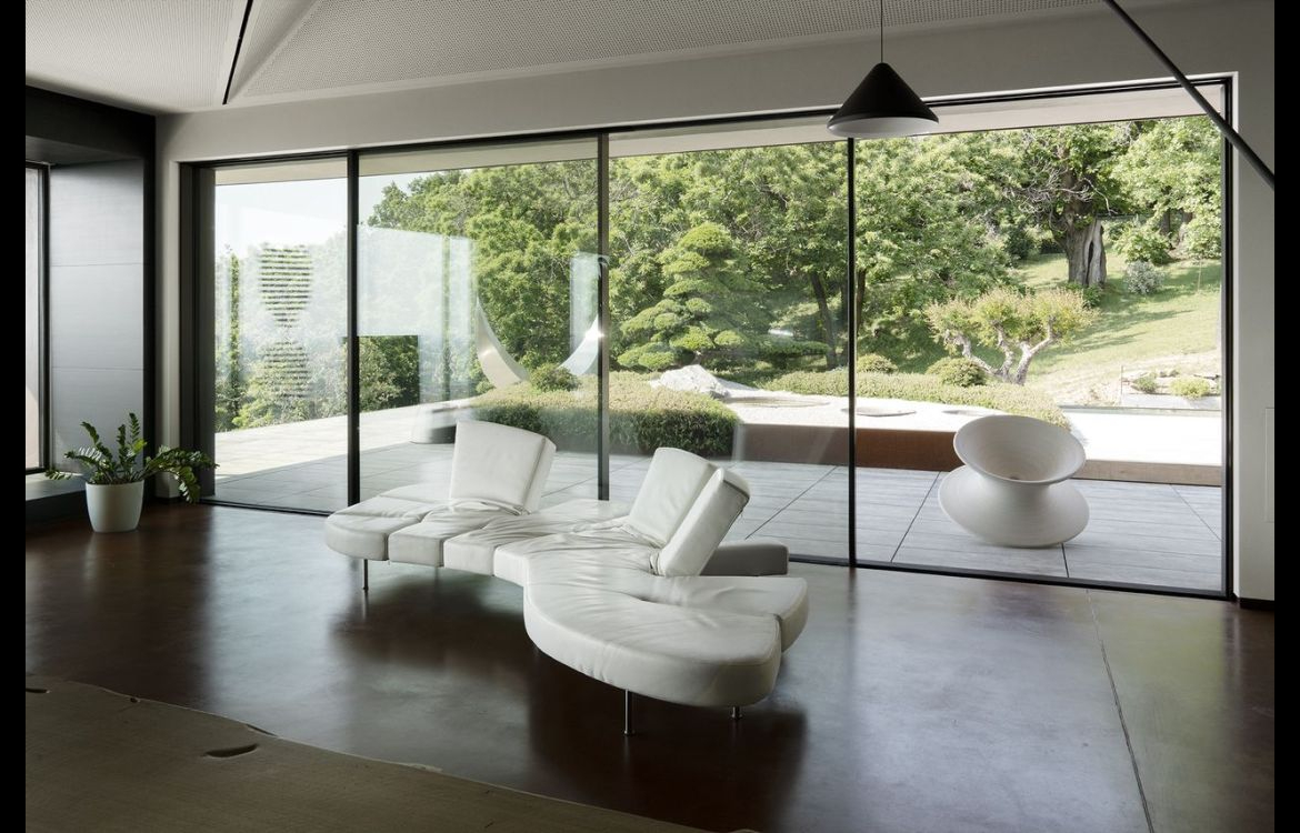 Vista laterale del divano Flap Edra con parti regolabili