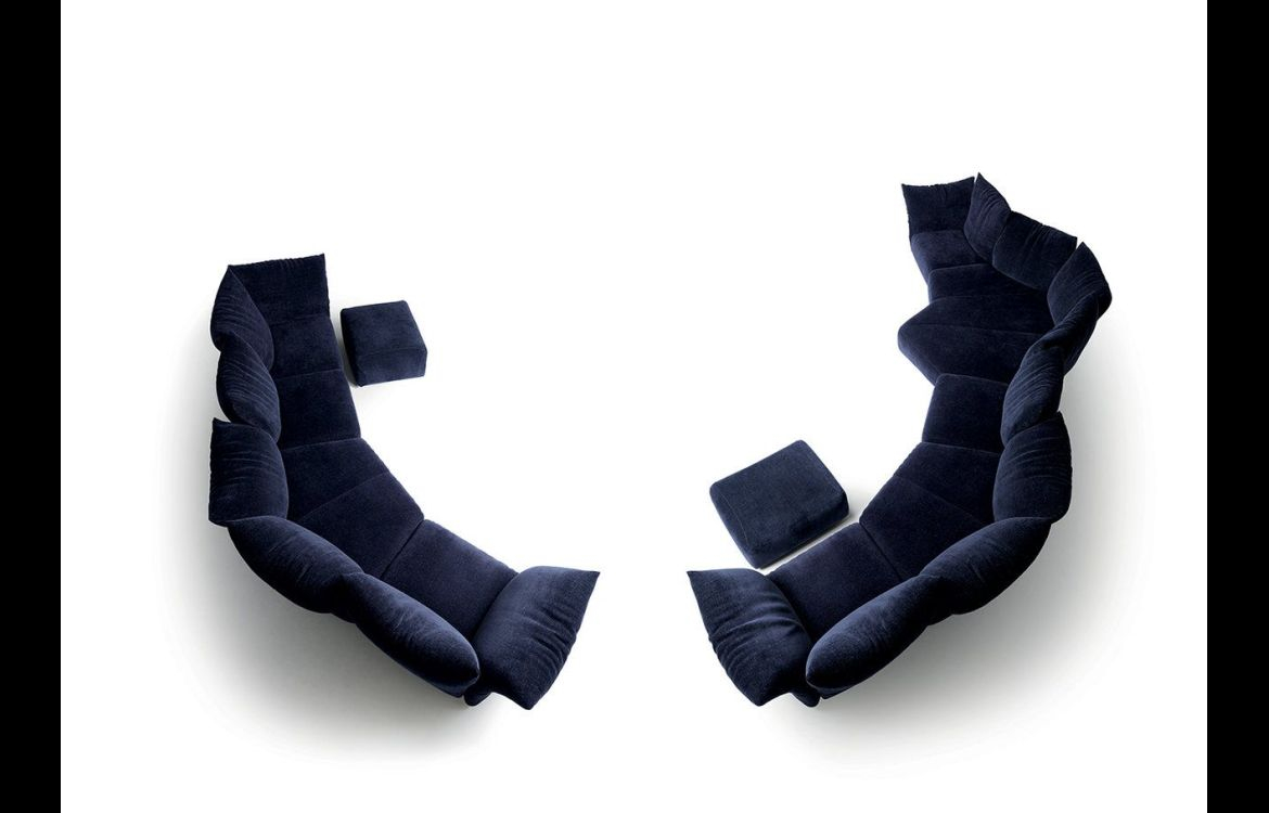 Vista laterale del divano Standard Edra con braccioli modellabili