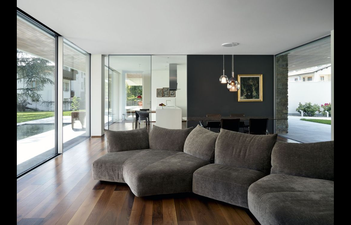 Sedute profonde del divano Standard Edra in ambiente living