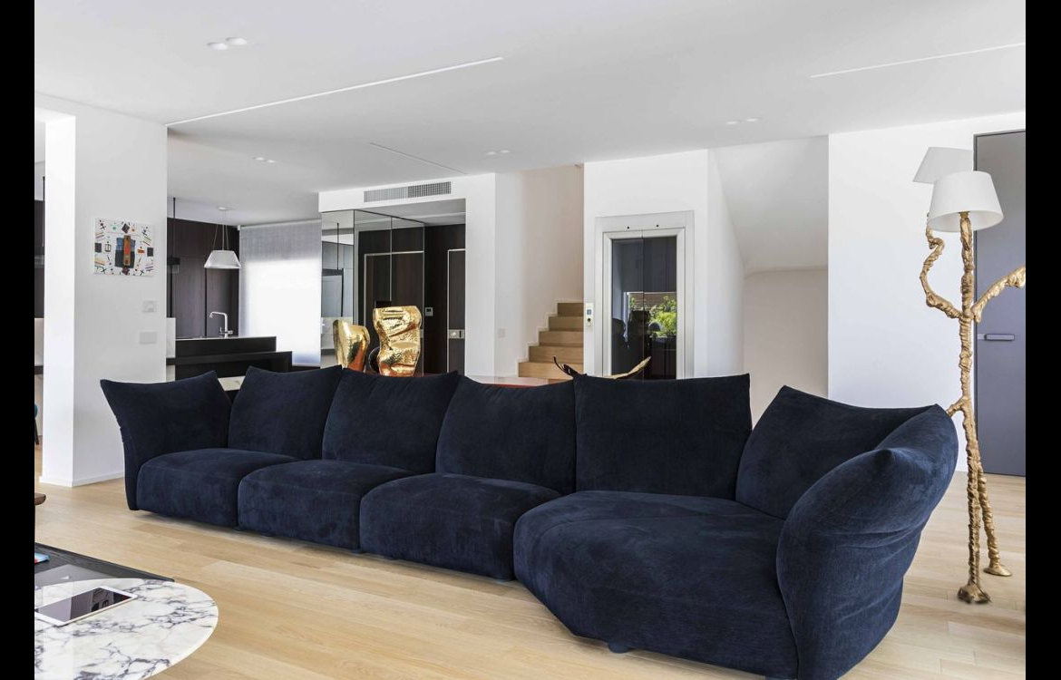 Divano Standard Edra in composizione a pianta libera in ambiente elegante