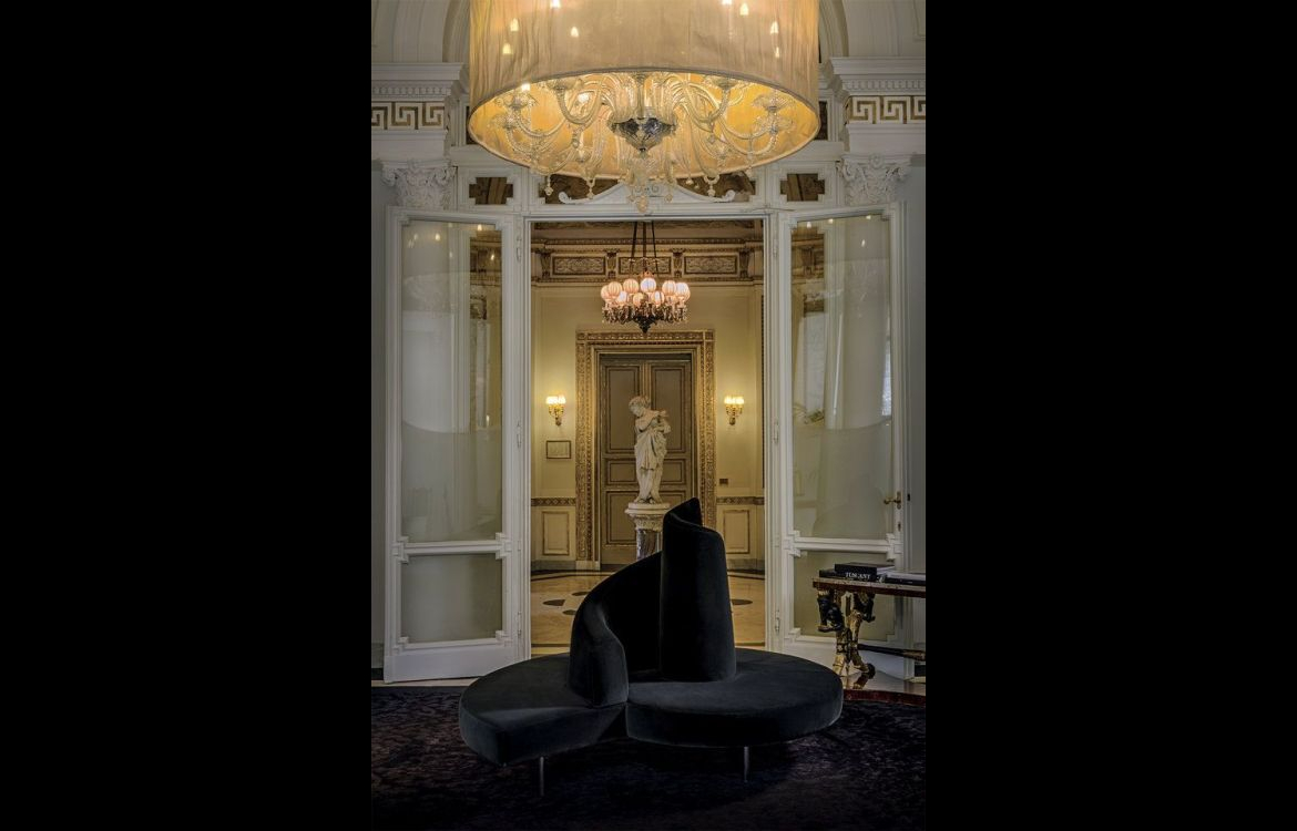 Dettaglio del divano Tatlin Edra con vista laterale