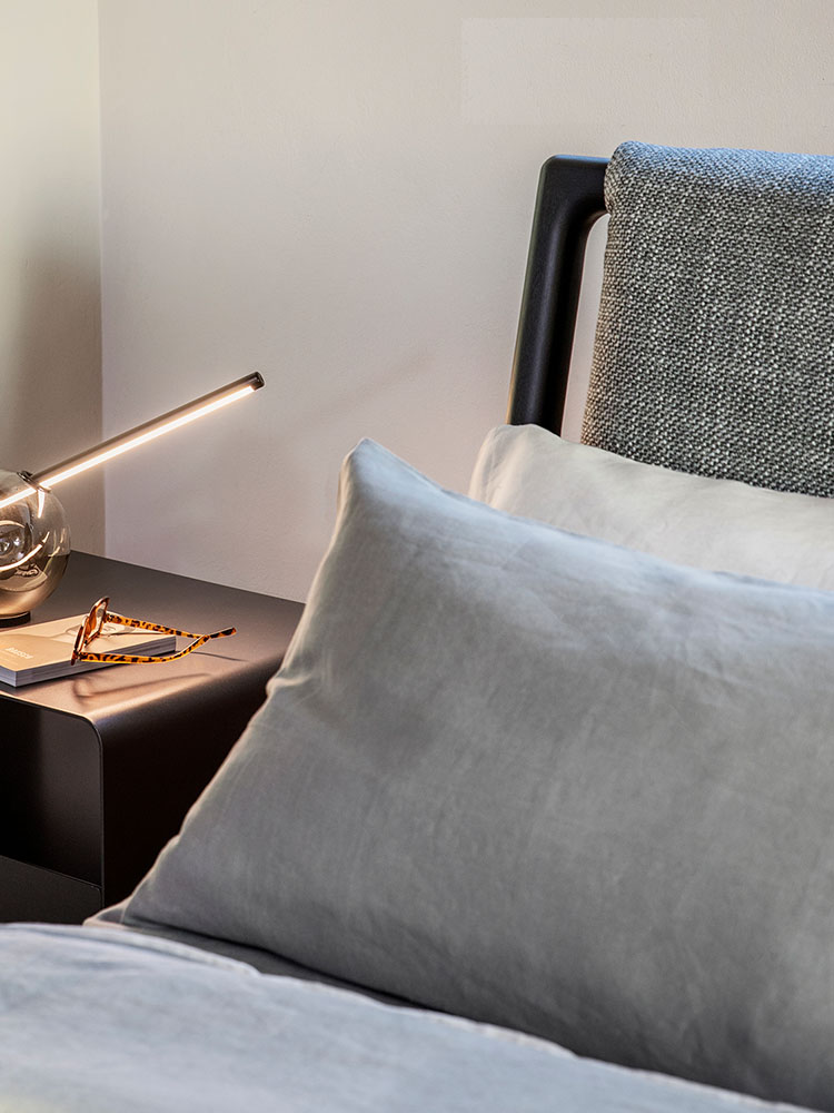 Dettaglio struttura in legno curvato del letto Gaudí