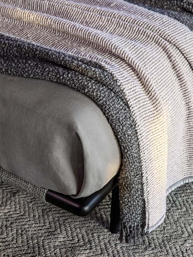 Testata in legno massello del letto Gaudí