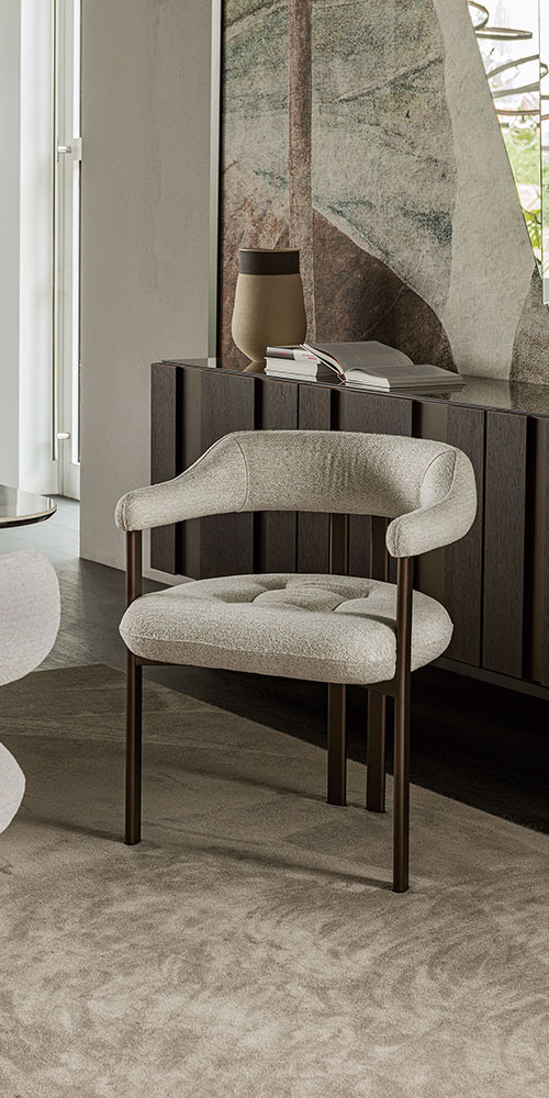 Dettaglio gambe sottili in tubi metallici della sedia Greta