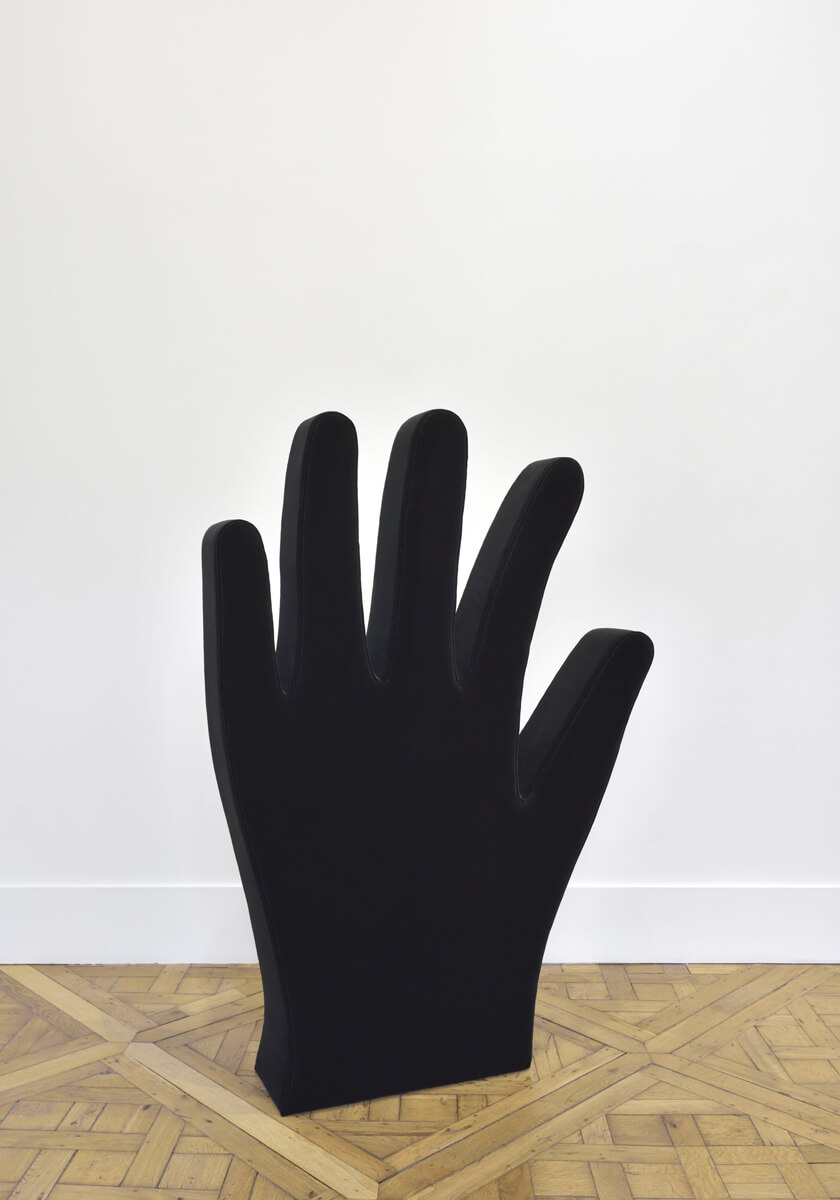 Scultura Mano esposta in mostra