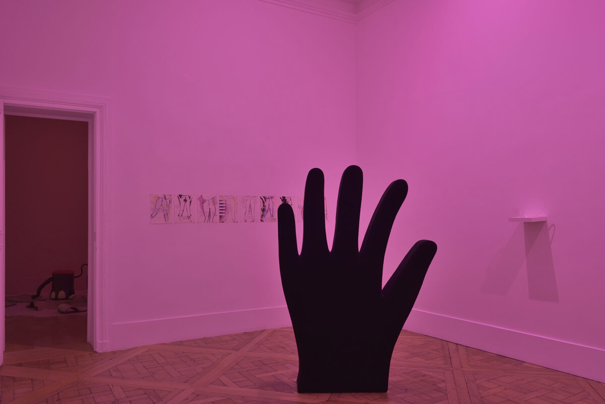 Dettaglio scultura Mano in esposizione