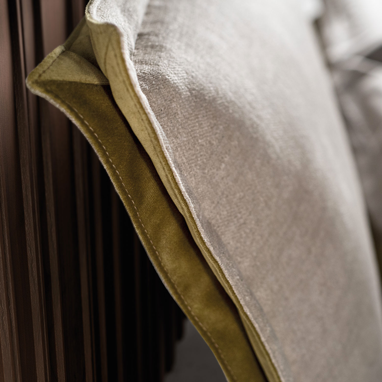 Dettaglio struttura e rivestimento letto imbottito Honey