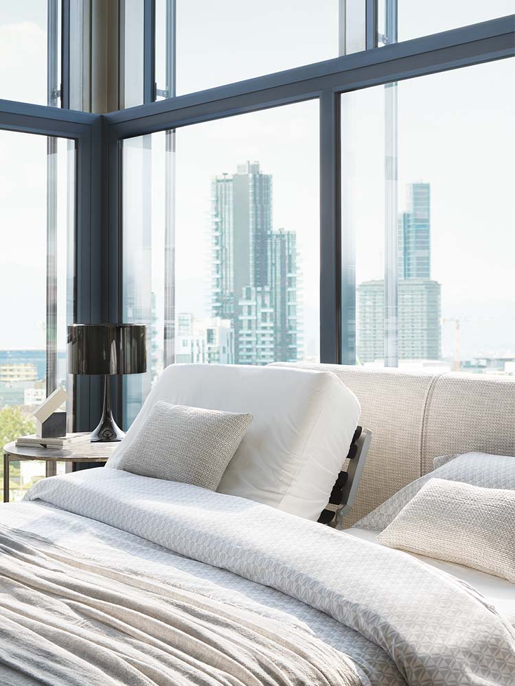 Particolare struttura in metallo piedi letto Icon Flou