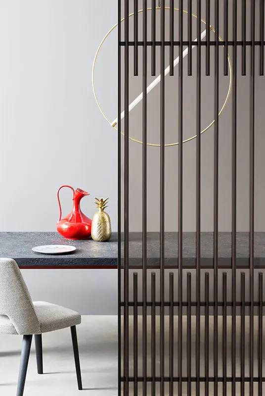 Porta Koan installata in ambiente interno moderno