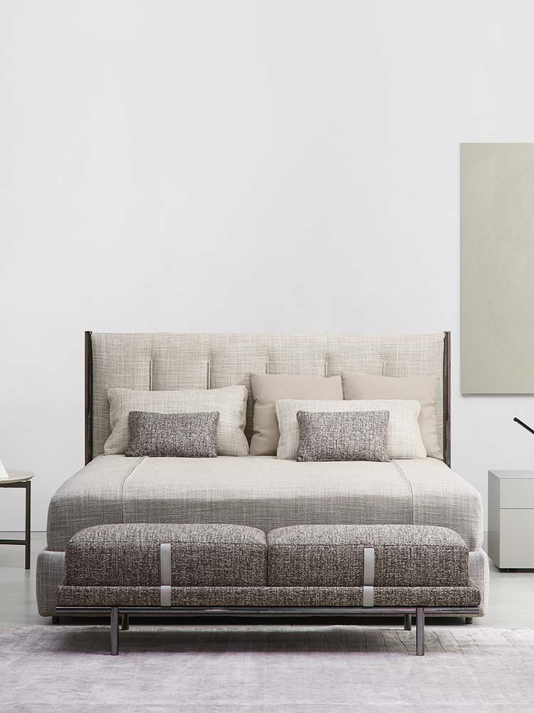 Letto matrimoniale Koi in ambiente moderno con finiture brunito opaco