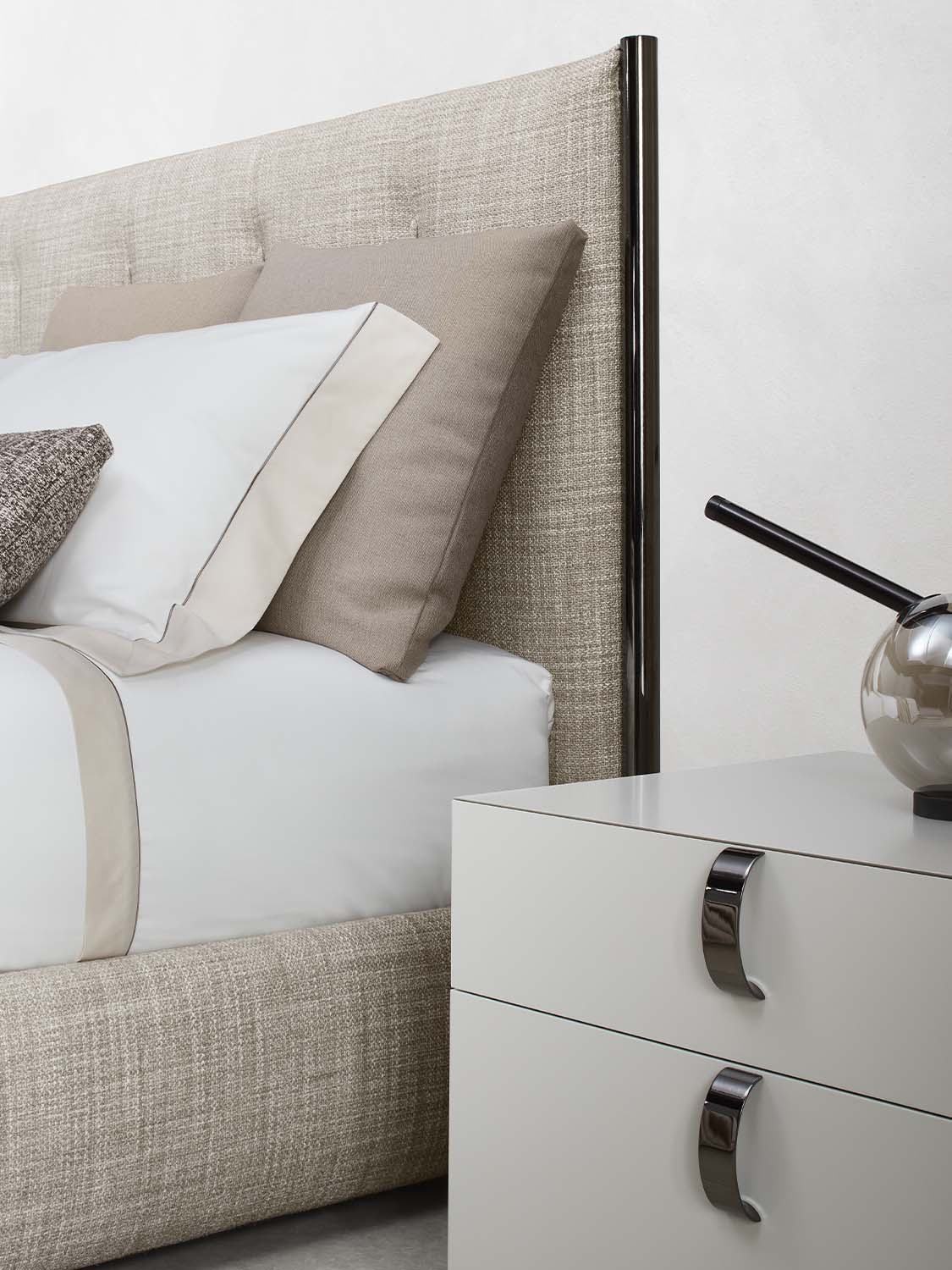 Letto matrimoniale Koi con rivestimento tessuto e base Leonardo