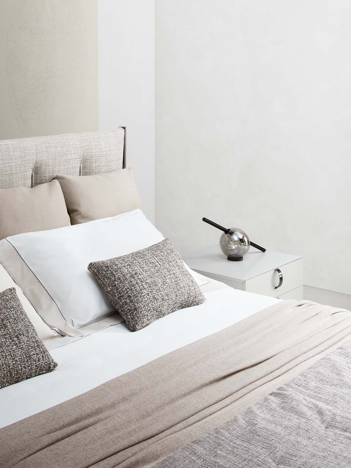 Dettaglio profili metallici della testata del letto Koi