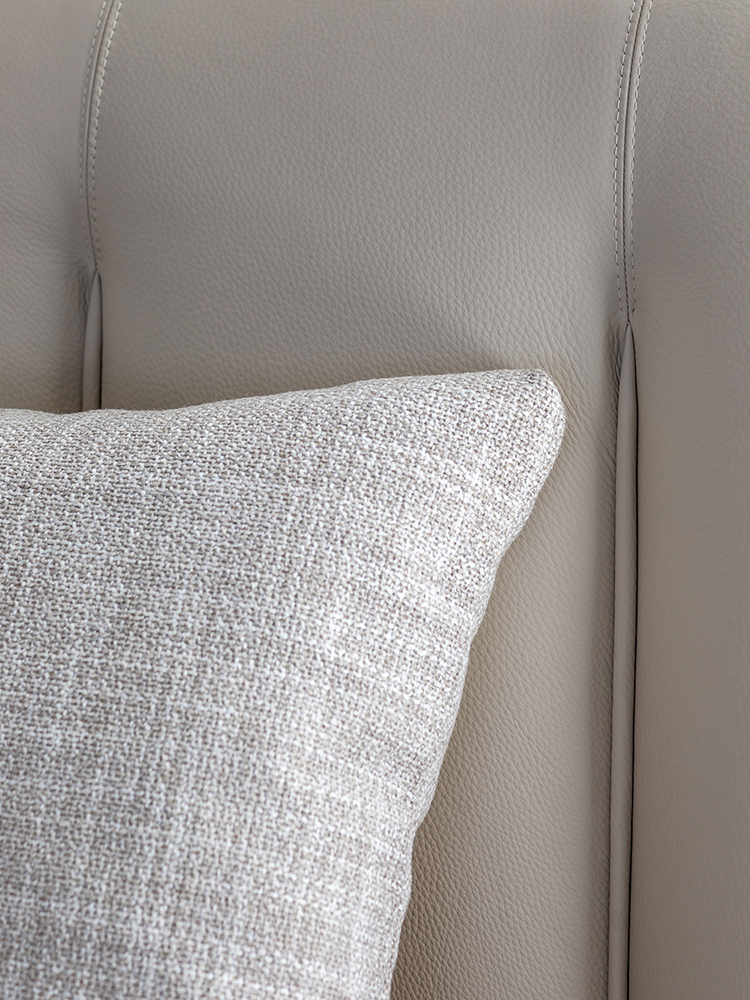 Dettaglio testata letto matrimoniale Koi con trapuntature verticali