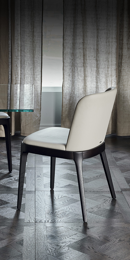 Dettaglio sedia Magda con braccioli in frassino tinto noce Canaletto