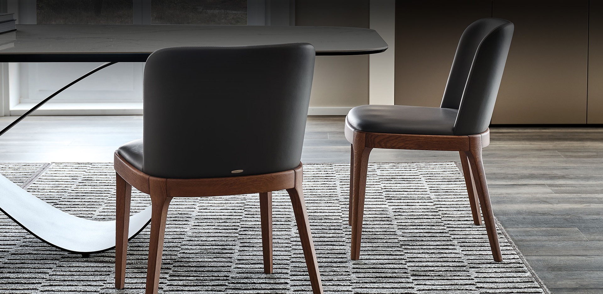 Sedia Magda con seduta in pelle e struttura in frassino laccato nero