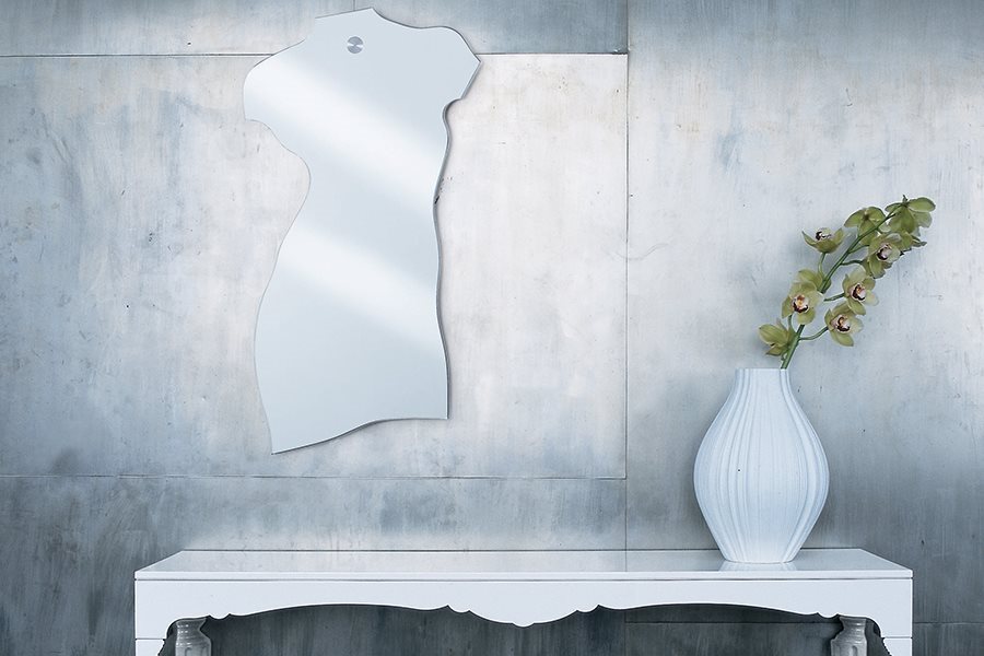 Specchio Milo CM con riflesso e dettaglio silhouette