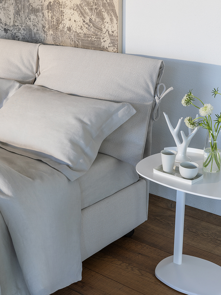 Letto matrimoniale tessile con base e testata rivestite