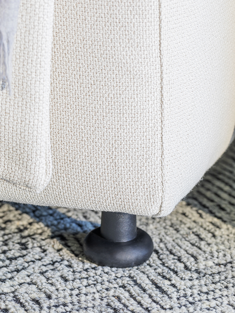 Dettaglio copricuscini sulla testata del letto Nathalie