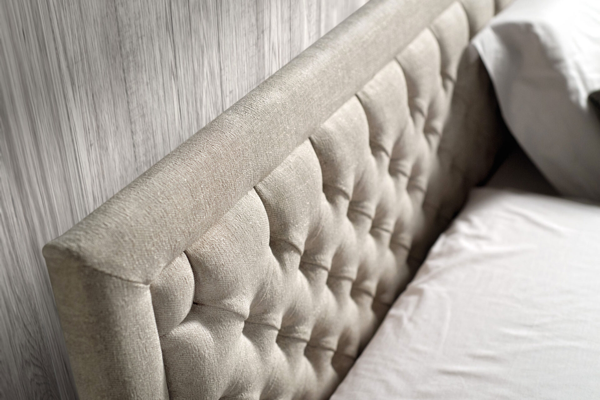 Dettaglio struttura e rivestimento letto imbottito Nest