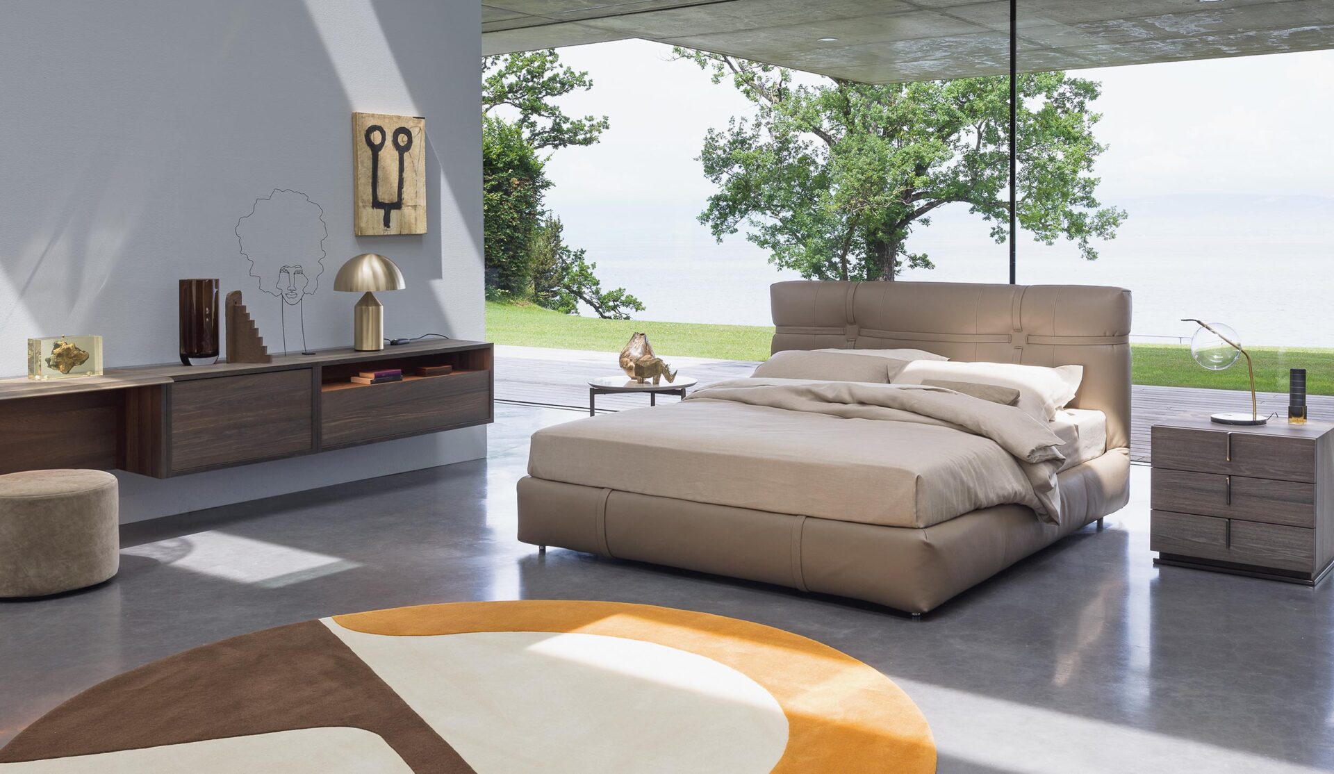 Dettaglio testata con cinture in pelle del letto New Bond