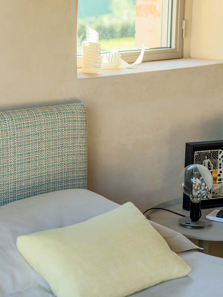 Dettaglio rivestimento in tessuto del letto Notturno Flou