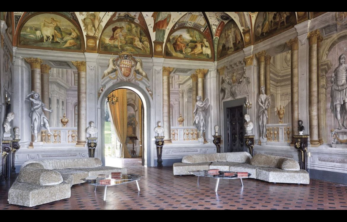 Dettaglio del divano On the Rocks con schienali staccati dalla base