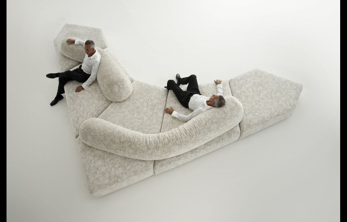 Vista laterale del divano On the Rocks con sedute e schienali di diverse misure