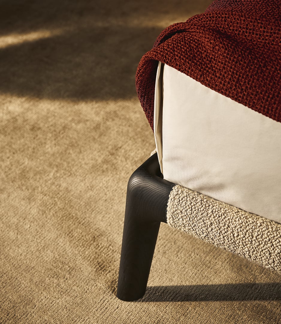 Dettaglio piedi in legno massello del letto Curve Poliform