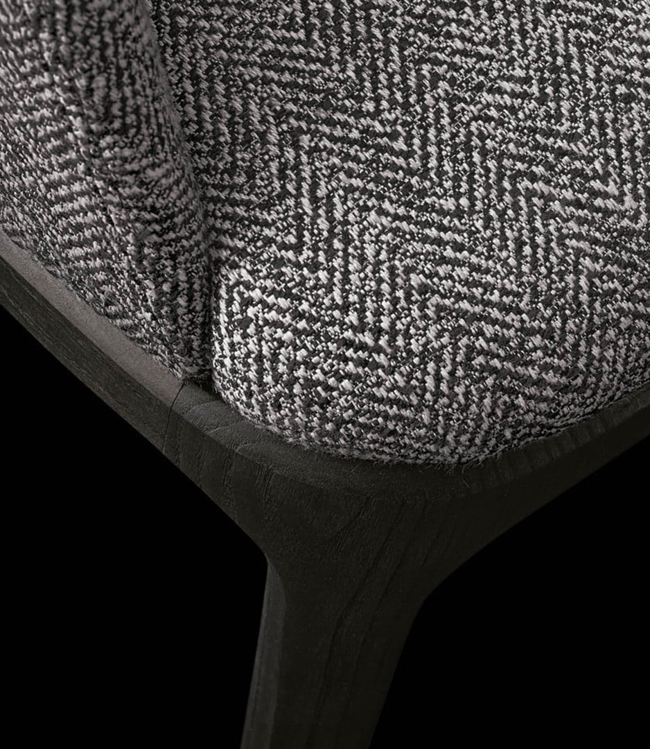 Sedia Grace Poliform con struttura in legno massello e rivestimento in tessuto