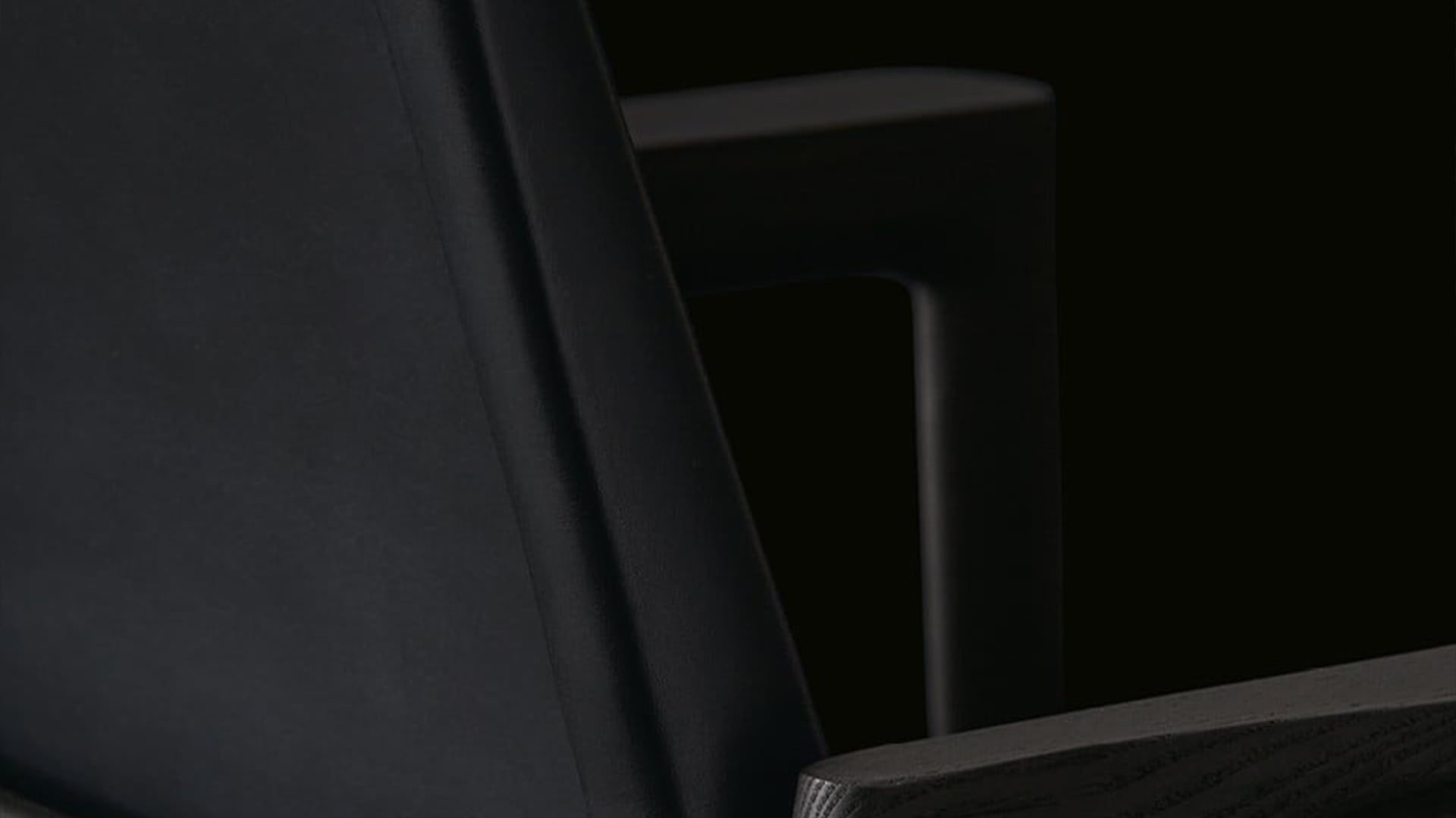 Dettaglio della sedia Ipanema Poliform con seduta imbottita