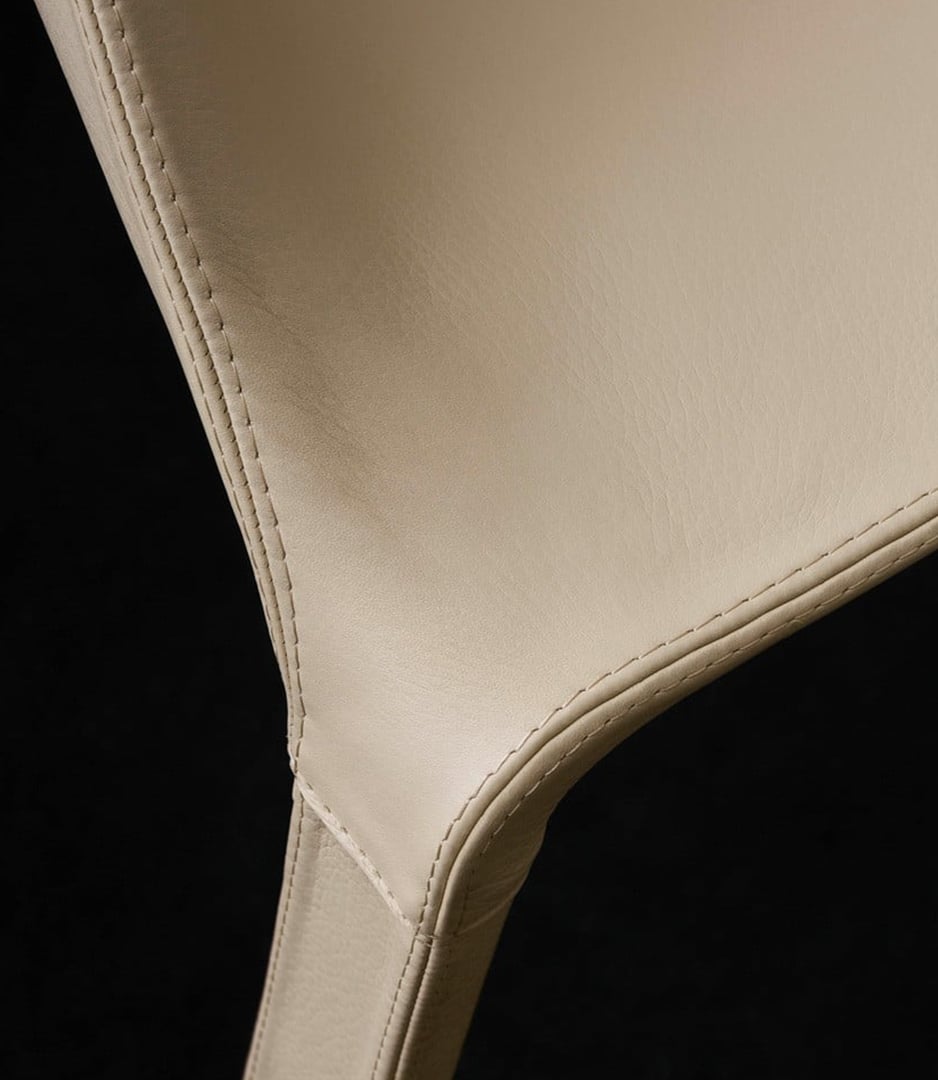 Dettaglio della sedia Manta Poliform con rivestimento in pelle