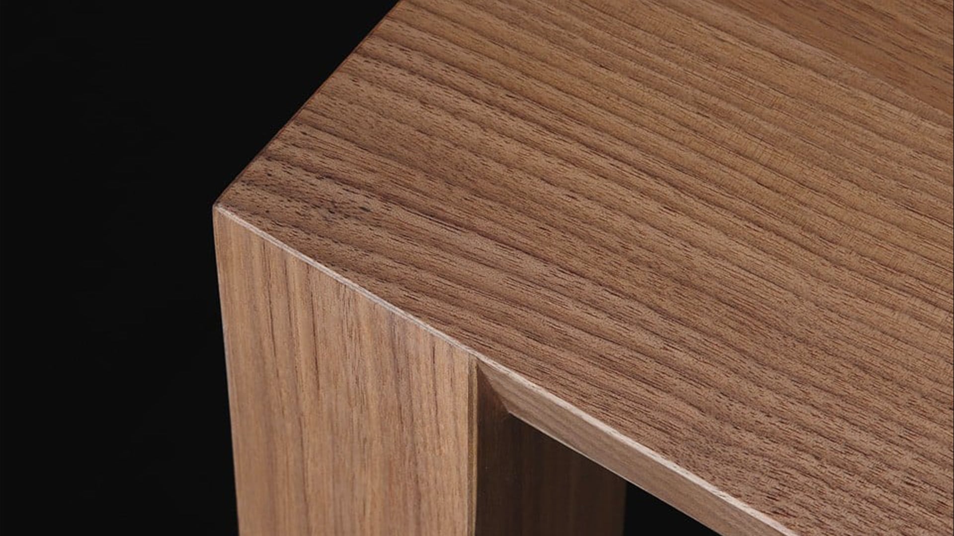 Dettaglio tavolo Blade con finitura noce canaletto