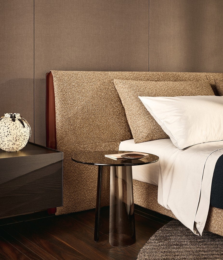 Vista laterale del letto imbottito Yume con cuscini imbottiti