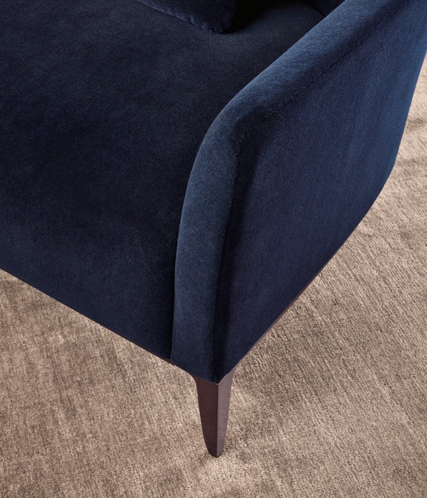 Particolare inserto decorativo perimetrale in gros grain sul divano