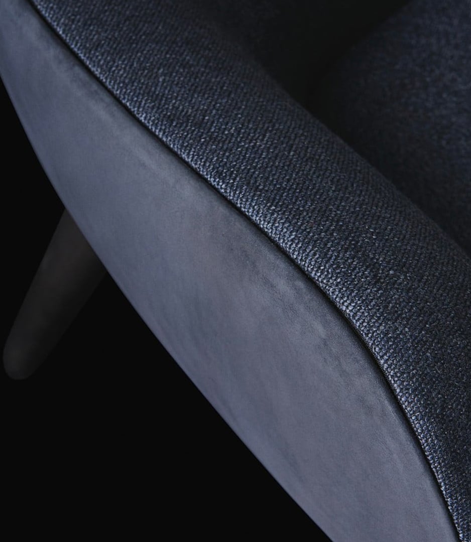 Dettaglio rivestimento pelle Nabuk e tessuto Kushiro della poltrona