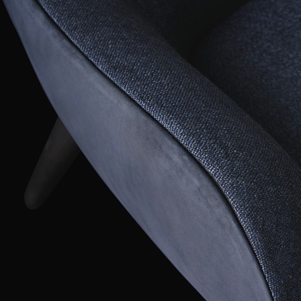 Poltrona asimmetrica Mad Chaise Longue in ambiente elegante e moderno