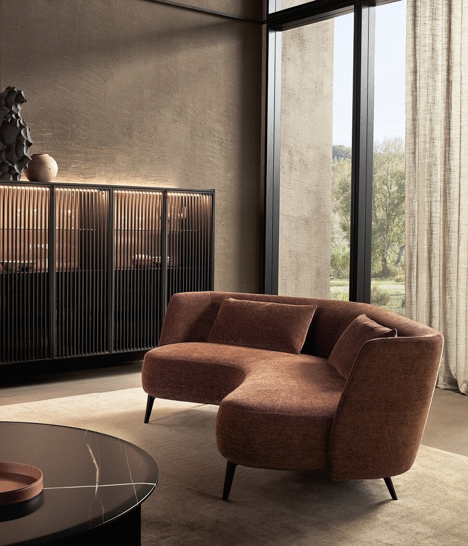 Vista frontale del divano Sunday Poliform con piedini in metallo brown nickel
