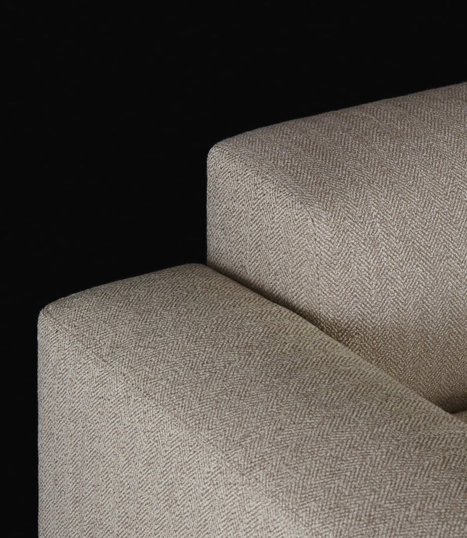 Dettaglio tessuto e struttura del divano Dune