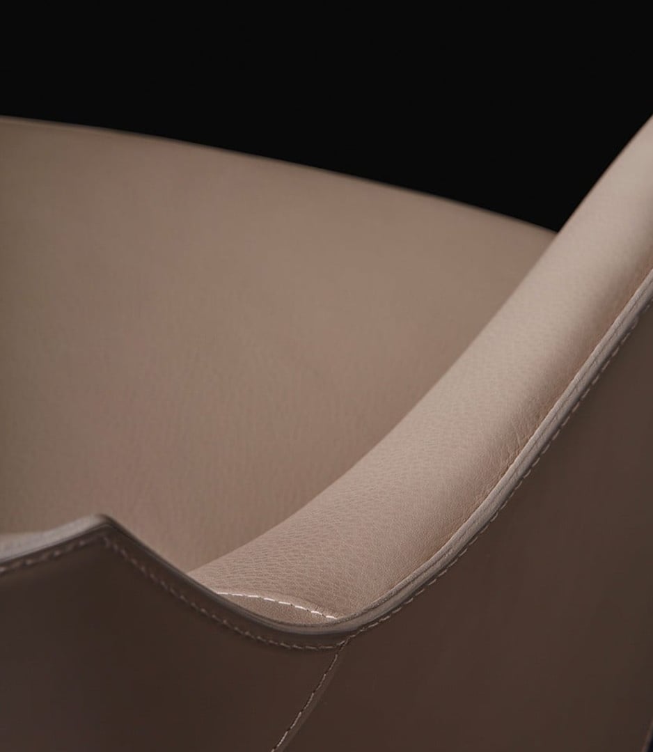 Dettaglio rivestimento in pelle della poltrona Stanford