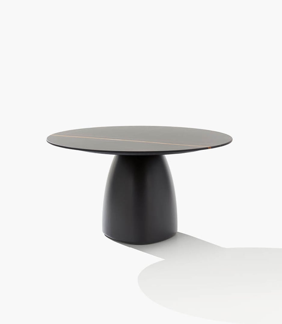 Dettaglio struttura in legno massello del Tavolo Monolith Poliform