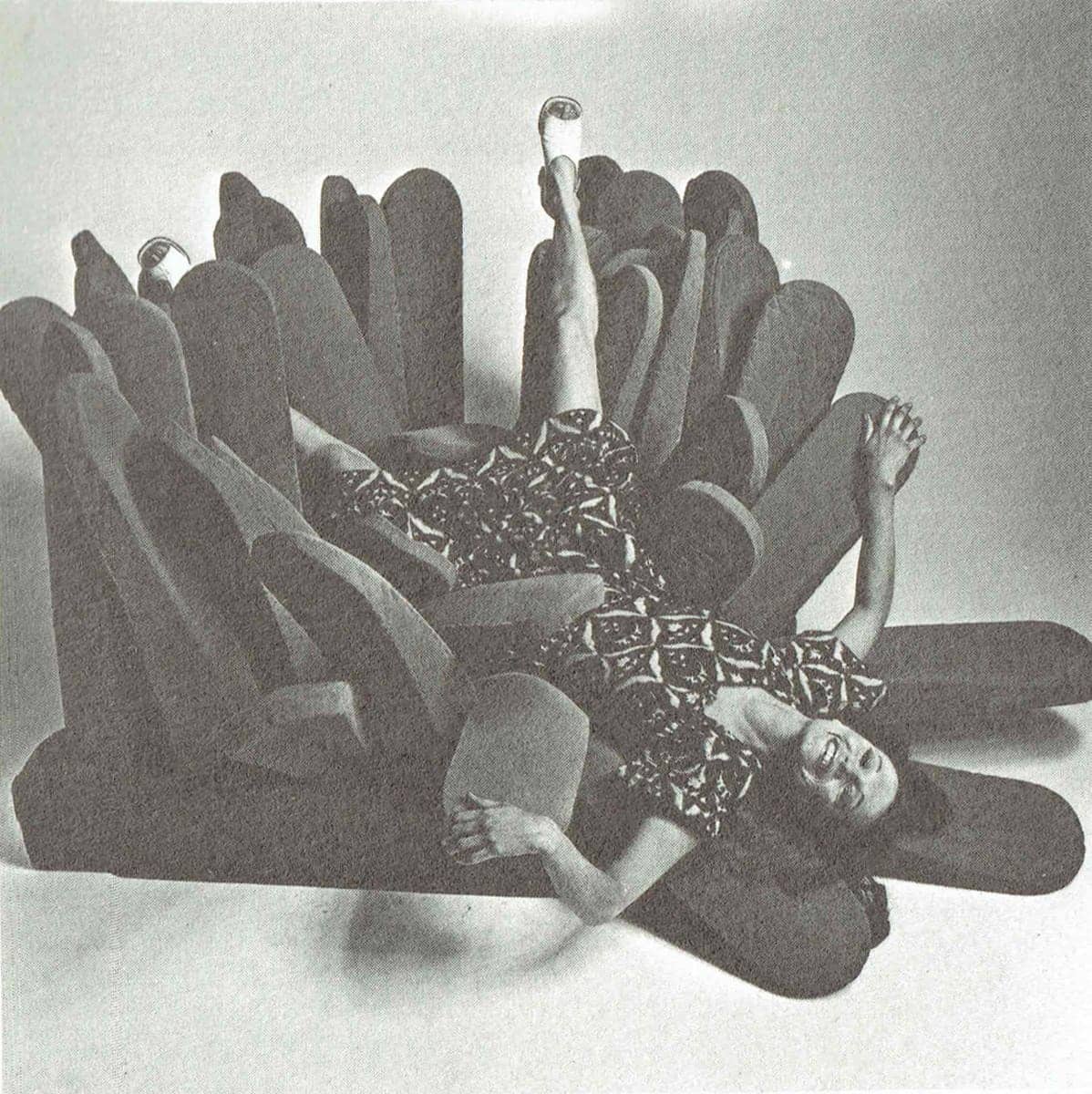 Modella sdraiata sulla seduta Pratone