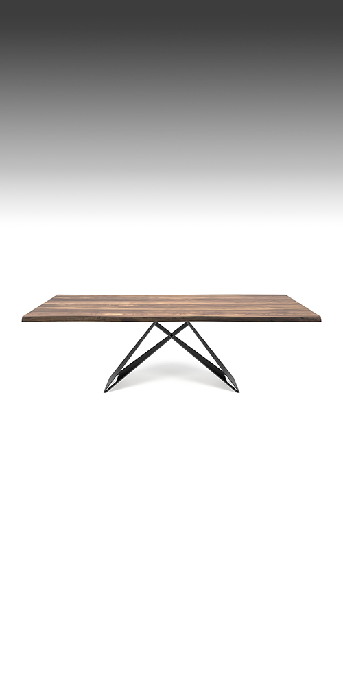 Dettaglio piano in legno con bordi irregolari del tavolo Premier Wood