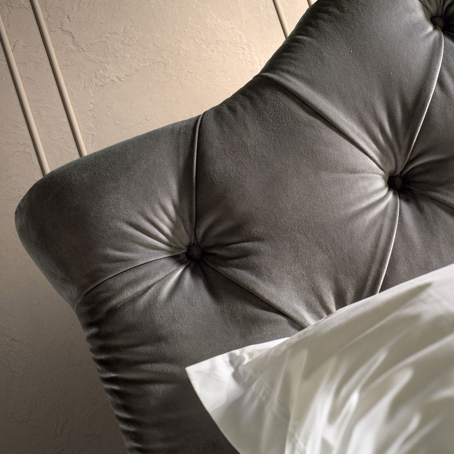 Letto Queen ambientato in camera da letto