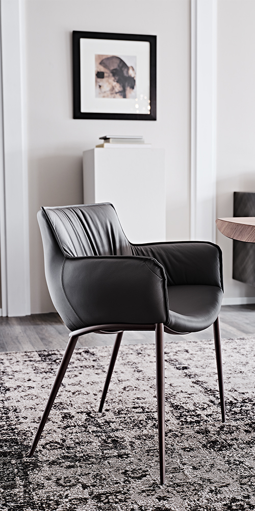 Dettaglio struttura verniciata bronzo della sedia Rhonda