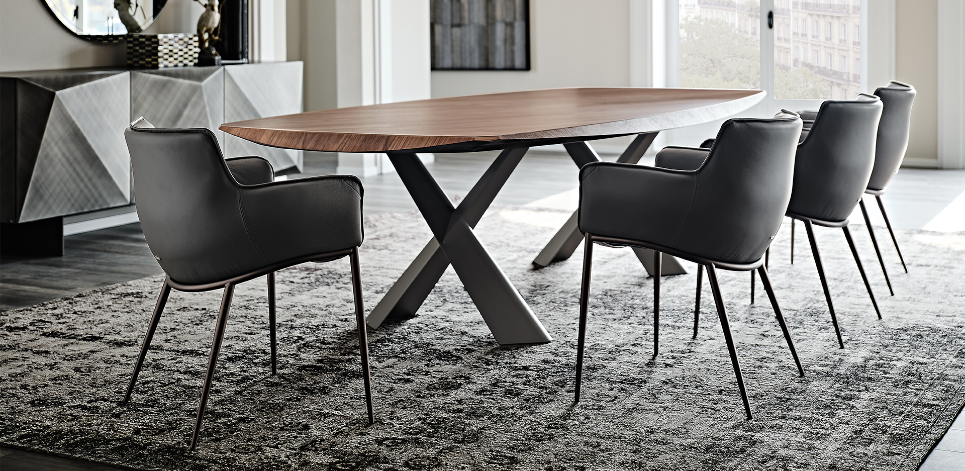 Sedia Rhonda con base girevole e rivestimento scuro